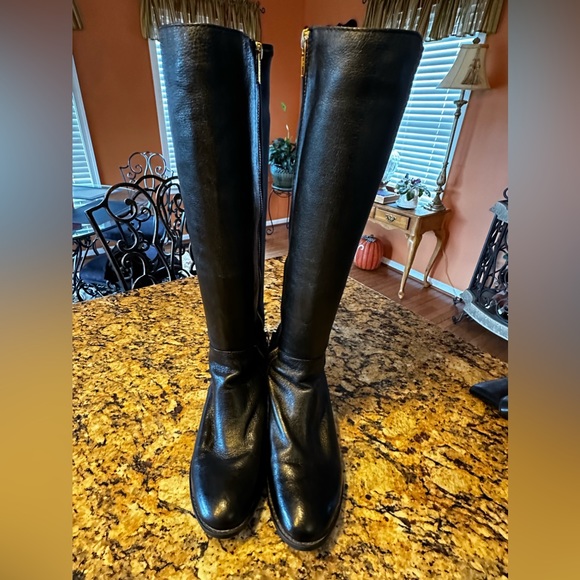 Steve Madden Shoes - Steve Madden❤️Regina Boots~Sz-9-Leather &Stretch fabric in excellent condition.